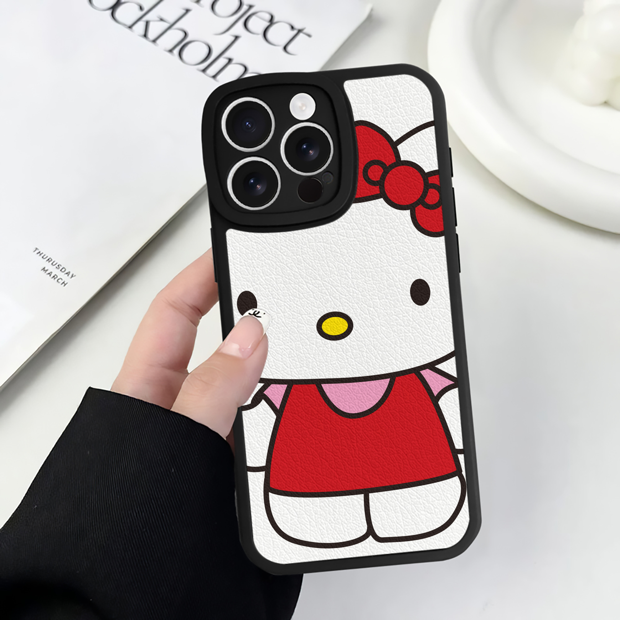 （画像用） Hello Kitty ハローキティ 【iPhone 16シリーズ対応】シリコンスマホケース（レザー調） 材質：シリコン